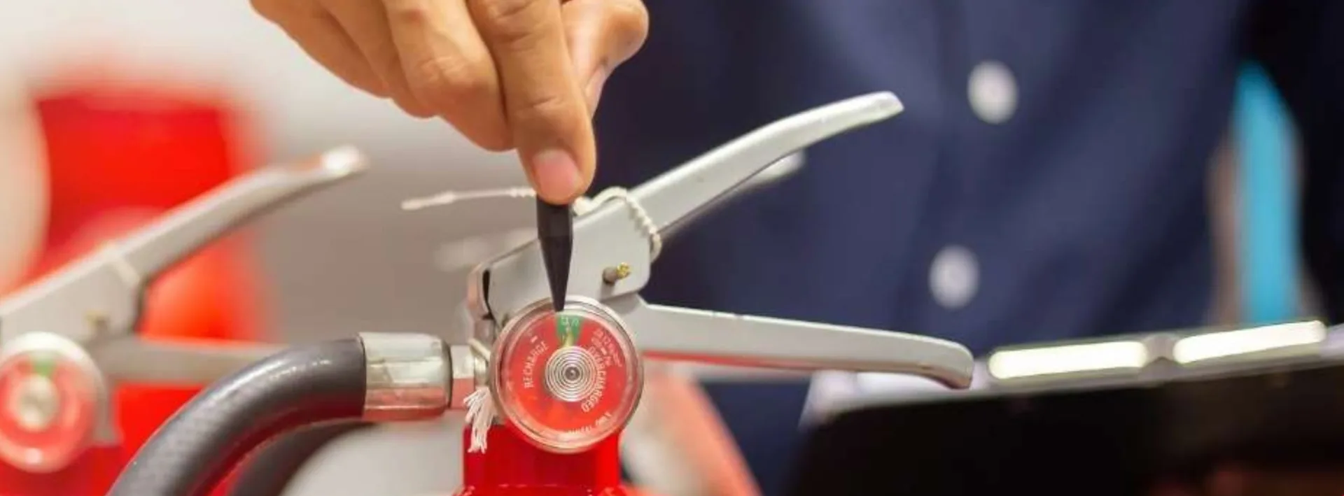 Técnico revisando el manómetro de un extintor portátil